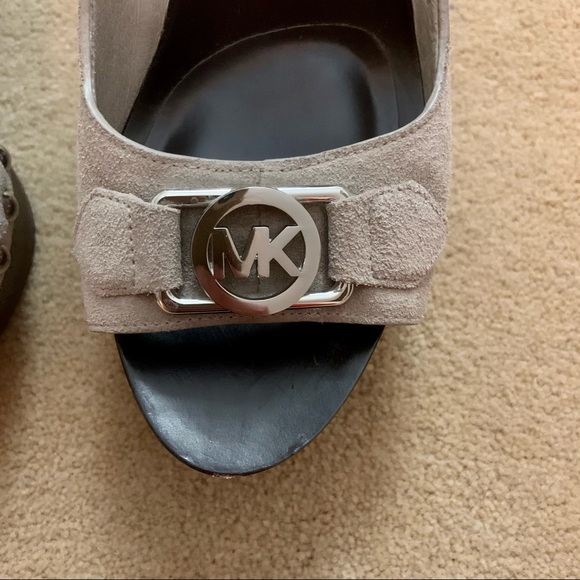 Michael Kors Signature Tan Suede and silver accent 6.5 Wedge heels - Picture 5 of 16